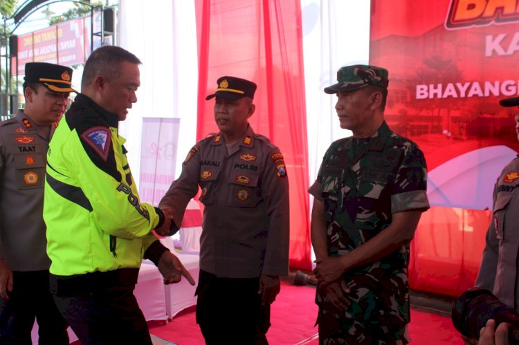 Patroli Bermotor ke Tulungagung, Kapolda Jatim Serahkan Bantuan Peralatan Kantor Untuk Polsek dan Koramil